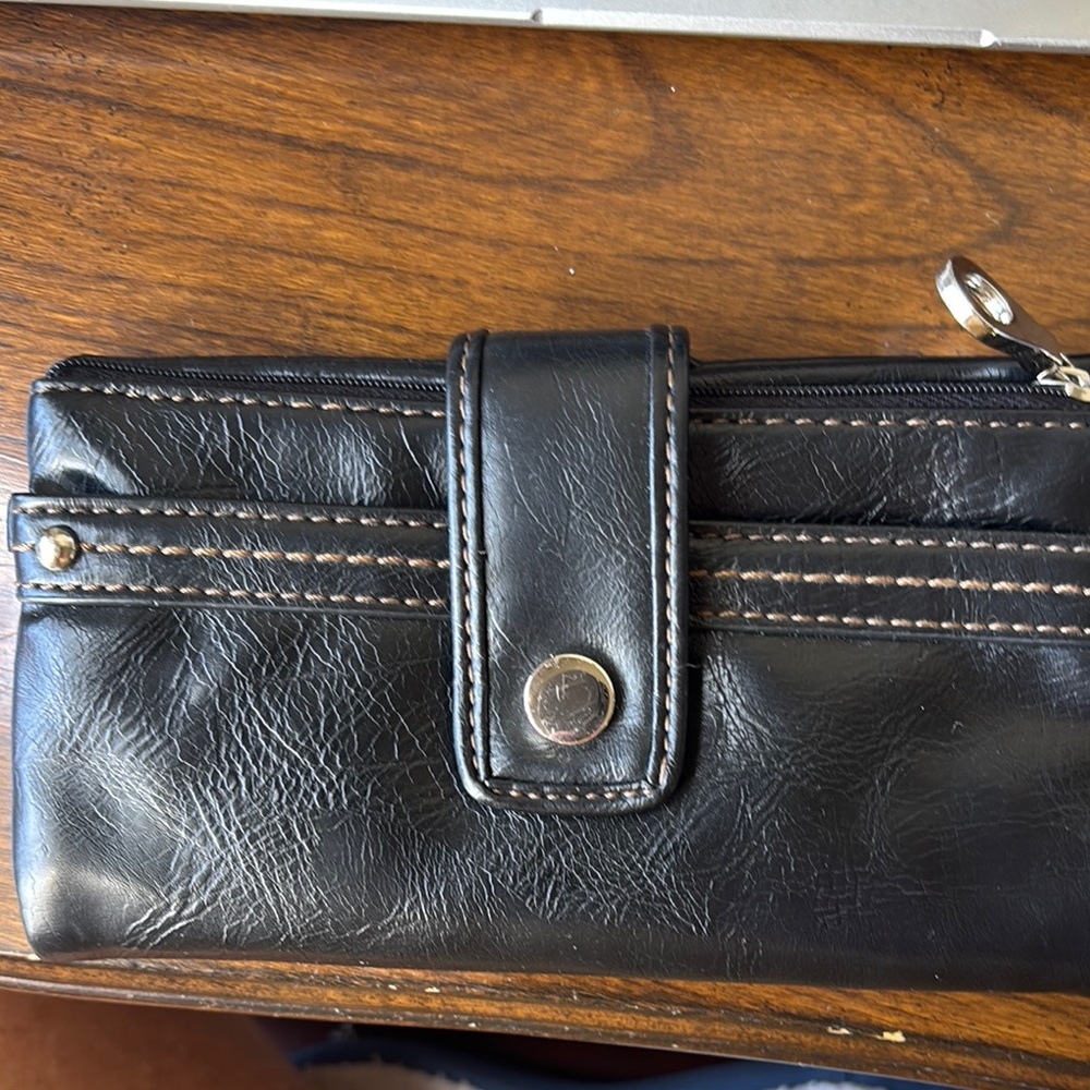 Relic Black Leather Wallet with Snap Closure